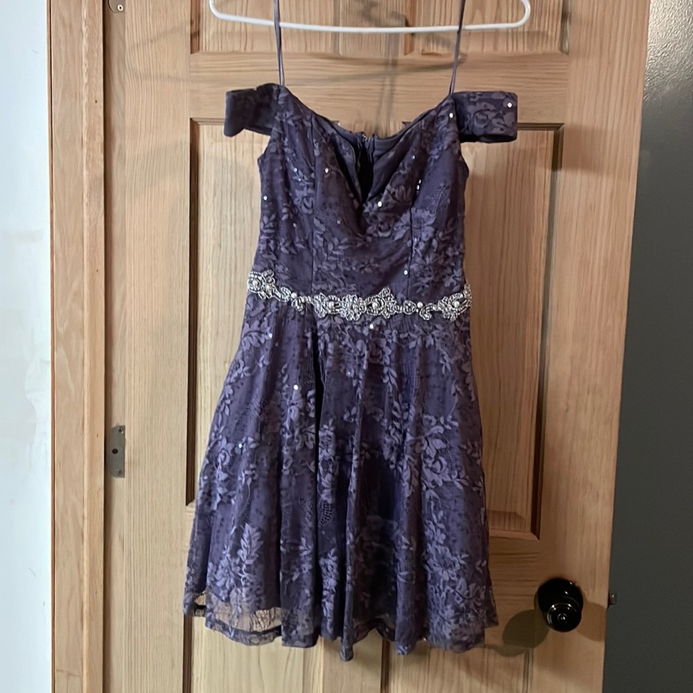 Size 3 off the shoulders has a stitched on belt has pockets lavender color